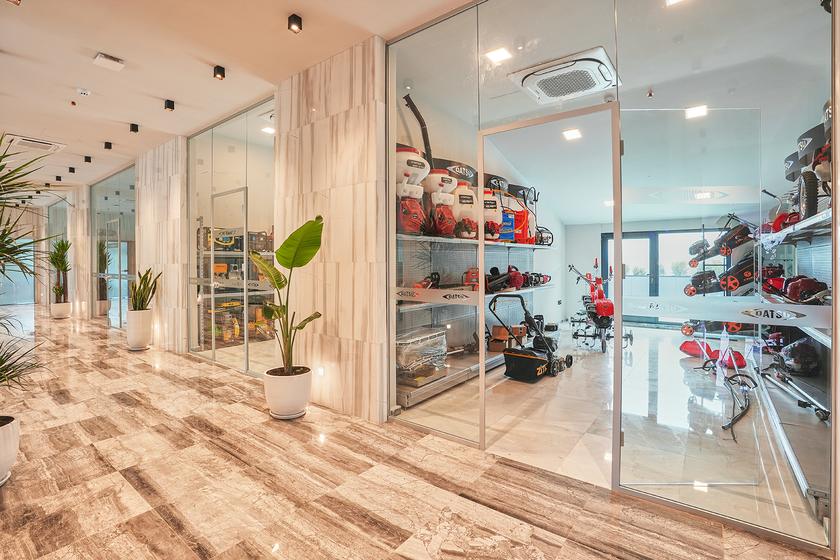 Showroom, bahçe makineleri